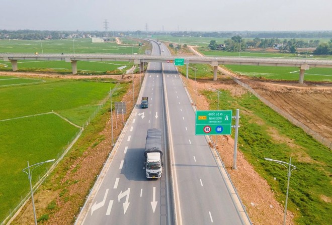 Cao tốc Bắc - Nam phía Đông, đoạn Nghi Sơn - Quốc lộ 45 quy mô 4 làn xe không có làn dừng khẩn cấp. 
