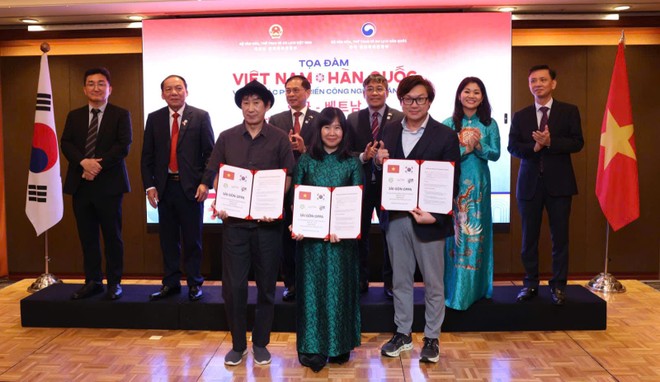 Trong khuôn khổ Tọa đàm đã diễn ra lễ trao đổi các văn kiện hợp tác quan trọng, hứa hẹn mở ra giai đoạn phát triển mới cho doanh nghiệp văn hóa hai nước. 