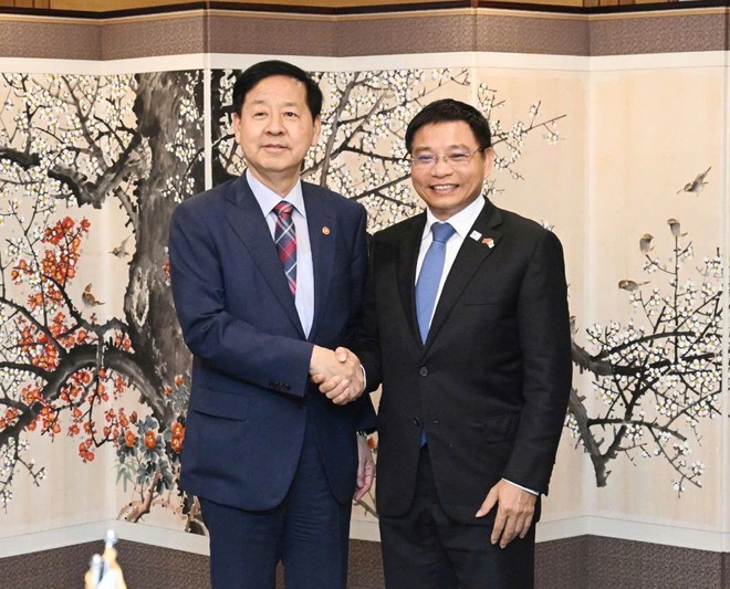 Bộ trưởng Bộ Tài chính Nguyễn Văn Thắng (phải) và ông Koo Yun Cheol. Ảnh: Việt Tuấn