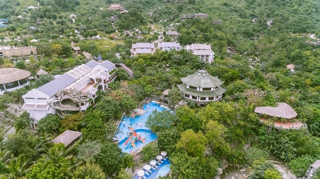 Công viên suối khoáng nóng Núi Thần Tài.