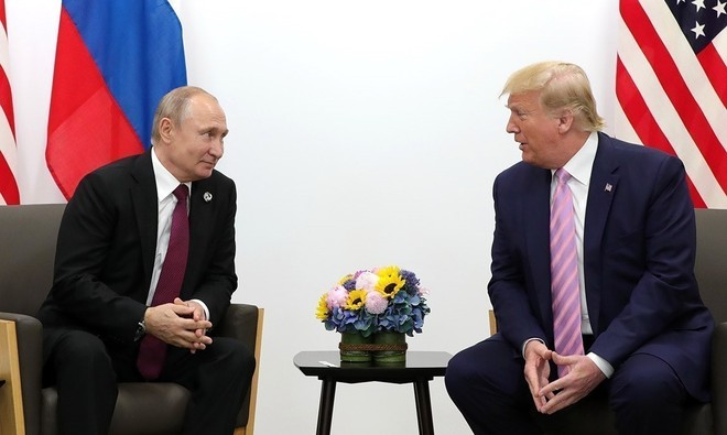 Tổng thống Mỹ Donald Trump (phải) trong cuộc gặp Tổng thống Liên bang Nga Vladimir Putin bên lề Hội nghị thượng đỉnh Nhóm các nền kinh tế phát triển và mới nổi hàng đầu thế giới (G20) tại Osaka (Nhật Bản), ngày 28/6/2019. Ảnh: Kyodo/TTXVN