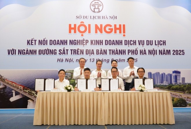 Lễ ký kết giữa các doanh nghiệp kinh doanh lữ hành với các đơn vị cung cấp dịch vụ, sản phẩm du lịch đường sắt.
