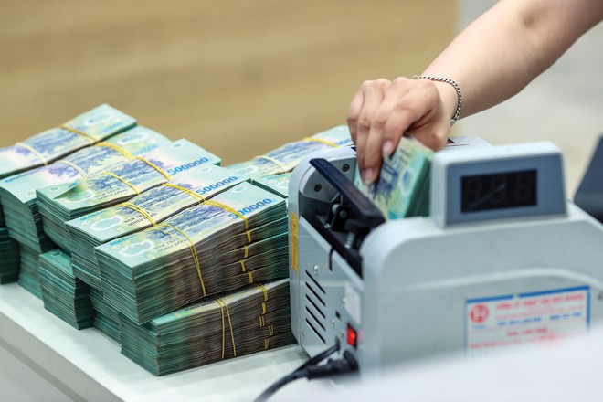 Tốc độ cho vay vượt quá huy động vốn đang tạo áp lực lên thanh khoản cũng như lãi suất của hệ thống ngân hàng thương mại 