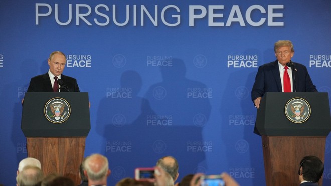 Tổng thống Mỹ Donald Trump (phải) và Tổng thống Nga Vladimir Putin trong cuộc họp báo chung tại Căn cứ Elmendorf-Richardson ở Anchorage, bang Alaska (Mỹ) ngày 15/8/2025. Ảnh: THX/TTXVN 