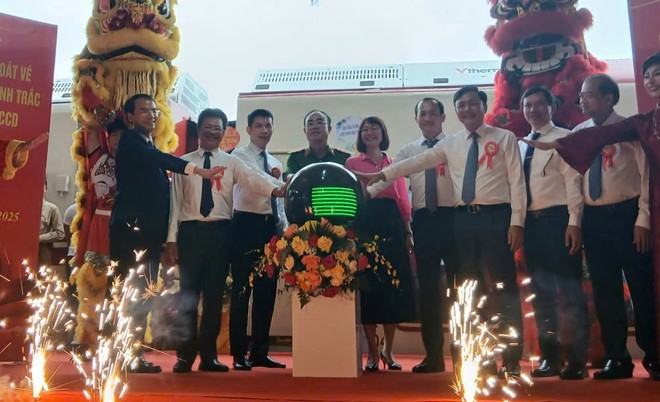 Các đại biểu thực hiện nghi thức ra mắt “Đoàn tàu du lịch 5 cửa ô và hệ thống kiểm soát vé bằng công nghệ sinh trắc học”. 