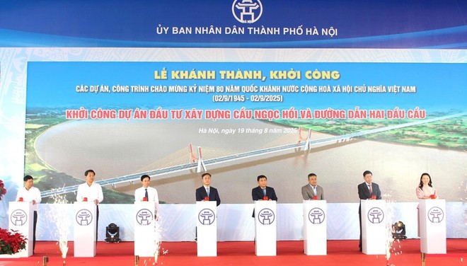 Đại biểu thực hiện nghi thức khởi công Dự án.