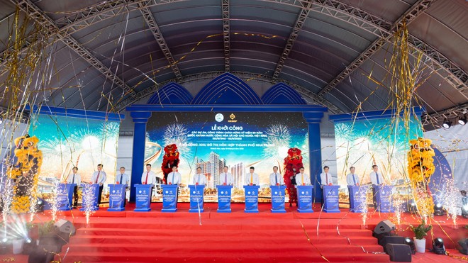 Các đại biểu thực hiện nghi thức khởi công dự án Khu đô thị hỗn hợp Nha Trang