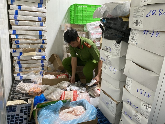 Tháng 6/2025, Công an TP.HCM phát hiện kho lạnh một công ty kinh doanh thực phẩm tại huyện Bình Chánh đang lưu chứa hơn 61,5 tấn nội tạng và thịt động vật không có hóa đơn, chứng từ chứng minh nguồn gốc, xuất xứ. 
