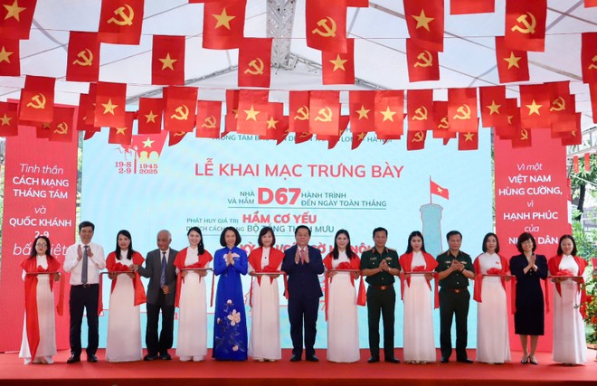 Các đại biểu cắt băng khai mạc chuỗi trưng bày tại Hoàng thành Thăng Long vào sáng 19/8. Ảnh: N.Khánh.