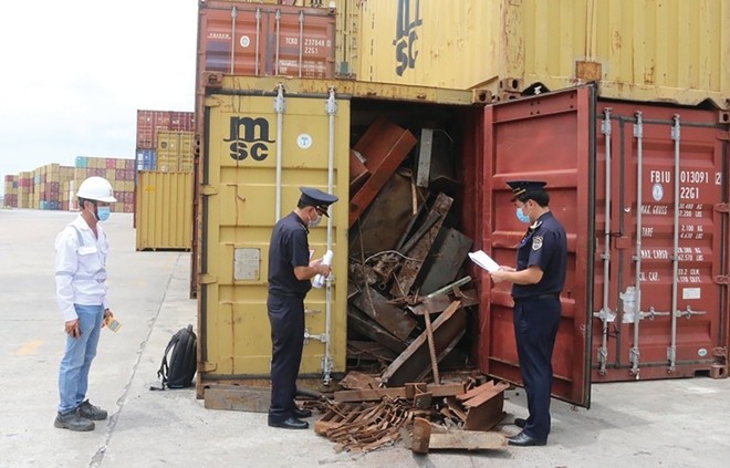 Hàng nghìn container hàng hoá tồn đọng, đắp chiếu tại cảng biển đang gây khó khăn cho hoạt động kinh doanh, thiệt hại về kinh tế cho doanh nghiệp và gây ô nhiễm môi trường.