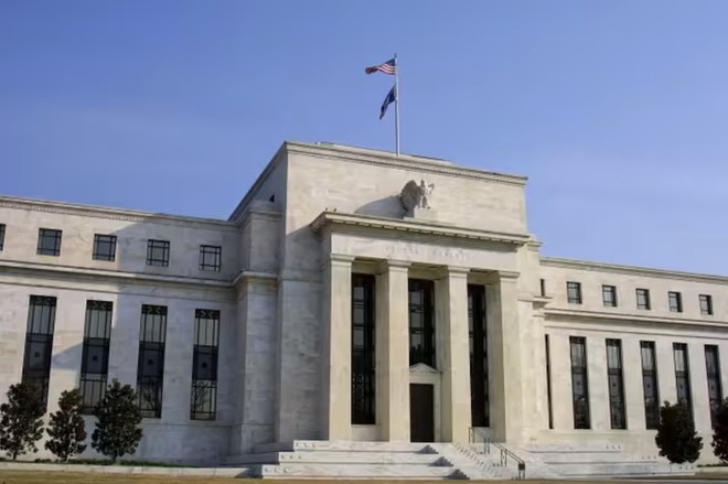 Hai thành viên của Hội đồng Thống đốc Fed đã không đồng tình với quyết định giữ nguyên lãi suất cơ bản của cơ quan này tại cuộc họp chính sách tiền tệ tháng 7/2025. Ảnh: AFP