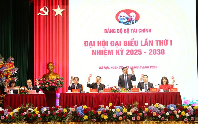 Đoàn Chủ tịch và Thư ký Đại hội biểu quyết thông qua Nghị quyết. Ảnh: Đức Thanh.