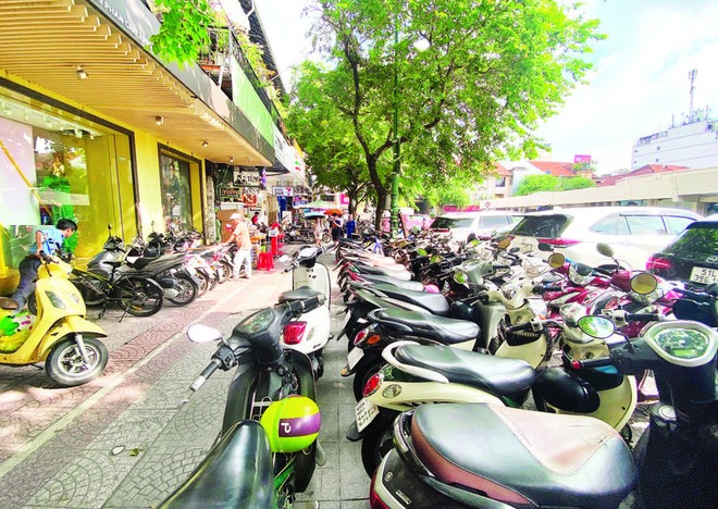 TP.HCM sẽ tiếp tục thu phí vỉa hè theo Nghị quyết cũ.