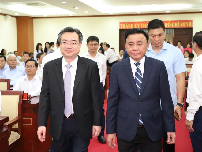 Phó bí thư thường trực Thành ủy TP.HCM Nguyễn Thanh Nghị (bên trái) được Bộ Chính trị điều động giữ chức Trưởng Ban Chính sách, Chiến lược Trung ương