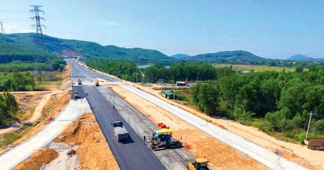 Nhiều gói thầu xây đang được gáp rút triển khai để bảo đảm tiến độ giải ngân và hoàn thành kế hoạch đầu tư công trong năm 2025. Ảnh: Song Lê