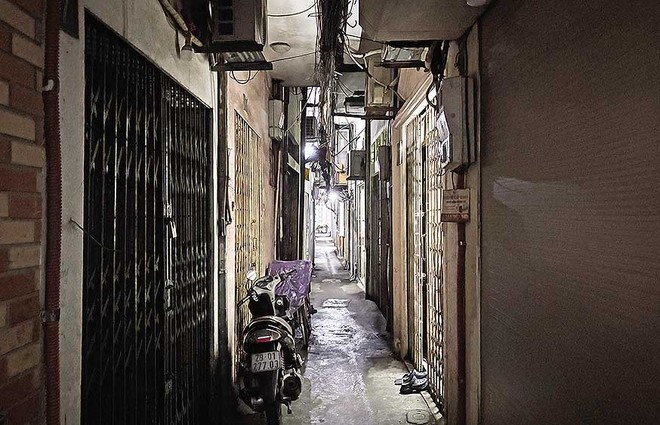 Những ngôi nhà trong con ngõ chỉ vừa đủ rộng cho một chiếc xe máy đi qua. Ảnh: Trương Thanh 