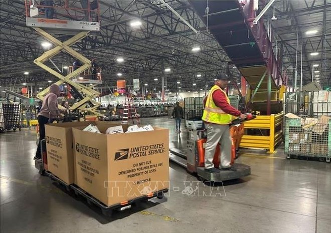 Nhân viên Bưu điện Mỹ làm việc tại Los Angeles, California. Ảnh tư liệu - minh họa: REUTERS/TTXVN