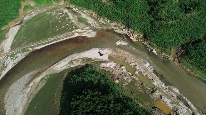 Khu vực khai thác cát trái phép trên sông Nước Xa. 