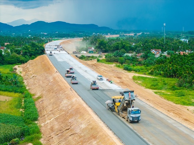 Các nhà thầu đang đẩy nhanh tiến độ thi công Dự án cao tốc Quảng Ngãi - Hoài Nhơn. 