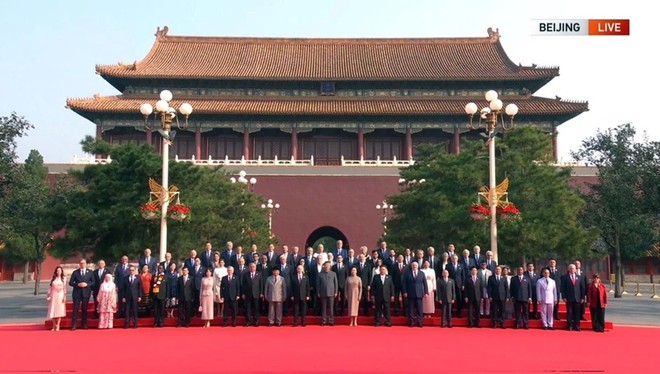 Chủ tịch Tập Cận Bình chụp ảnh lưu niệm cùng các nhà lãnh đạo quốc tế trước lễ duyệt binh. 26 nguyên thủ quốc gia và lãnh đạo nước ngoài như Chủ tịch nước Lương Cường, Tổng thống Nga Vladimir Putin, Chủ tịch Triều Tiên Kim Jong Un, Tổng thống Belarus Aleksandr Lukashenko đã đến tham dự sự kiện lễ duyệt binh quy mô lớn của Trung Quốc. Ảnh: CCTV.
