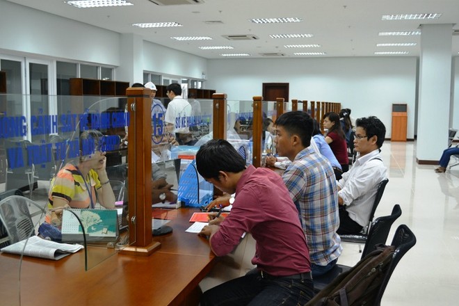 Người dân làm thủ tục hành chính tại Trung tâm Hành chính TP. Đà Nẵng. 