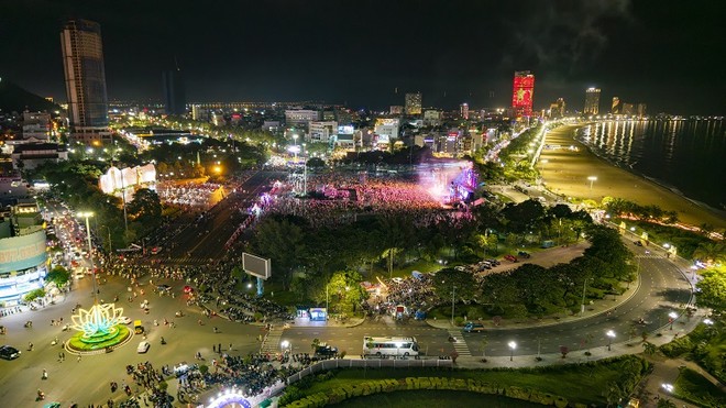 Lễ hội ánh sáng trong chuỗi hoạt động của Lễ hội tinh hoa Đại ngàn - Biển xanh hội tụ hấp dẫn người dân và du khách. Ảnh: BTC. 