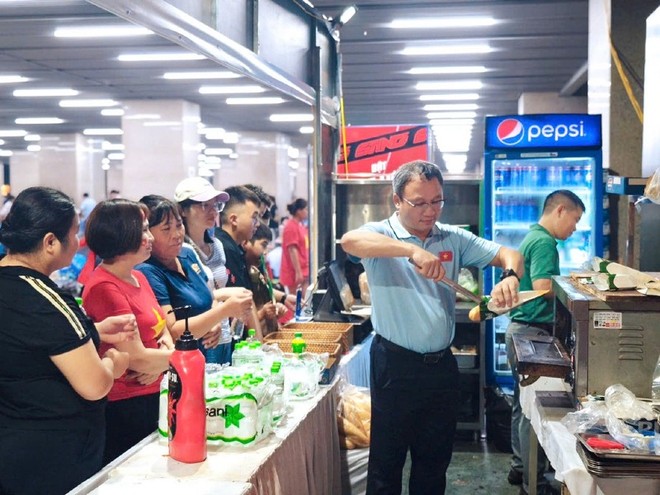 Chủ tịch Hội đồng thành viên Hà Nội Metro Khuất Việt Hùng gửi những chiếc bánh mì nóng tới người dân chờ xem lễ duyệt binh.