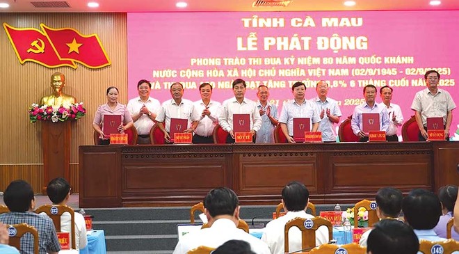 Lãnh đạo tỉnh Cà Mau chứng kiến ký giao ước thi đua 180 ngày phấn đấu tăng trưởng từ 8,8% trong 6 tháng cuối năm 2025 (Ảnh: Cổng ttđt Cà Mau) 