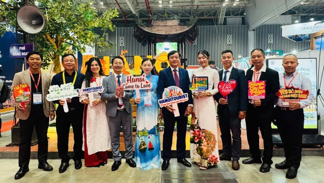 Ông Trần Trung Hiếu, Phó giám đốc Sở Du lịch Hà Nội (thứ tứ từ trái qua) và các đại biểu check-in tại Gian hàng của Sở Du lịch Hà Nội.