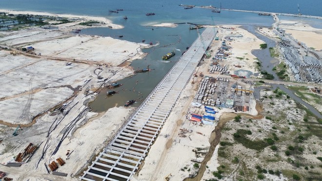 Dự án Khu bến cảng Mỹ Thuỷ hiện đang được triển khai xây dựng