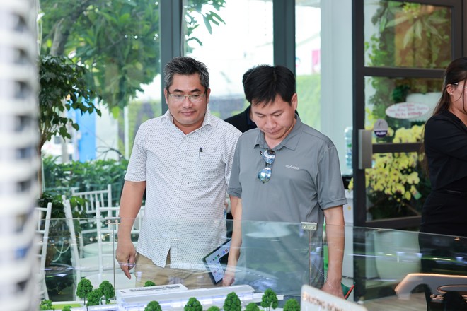 Người mua nhà tìm đến các dự án có giải pháp hỗ trợ tài chính tối ưu. Ảnh khách hàng tìm hiểu dự án ArtStella