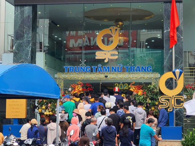 Người dân chen nhau xếp hàng mua vàng bình ổn giá, song hơn 7.000 lượng đã bị "găm" lại, bán ra ngoài theo giá thị trường để hưởng chênh lệch.