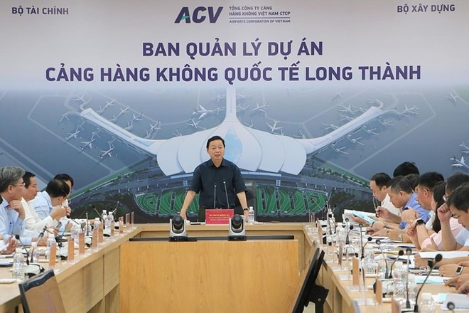 Ngày 7/9, Phó thủ tướng Trần Hồng Hà cùng đoàn công tác Chính phủ đã trực tiếp kiểm tra công trường và làm việc với các đơn vị liên quan về tiến độ dự án Cảng hàng không quốc tế (sân bay) Long Thành giai đoạn 1.
