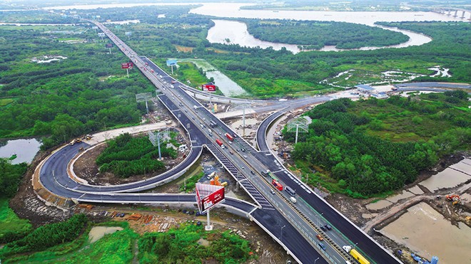 TP.HCM đặt trọng tâm vào thúc đẩy giải ngân vốn đầu tư công để thúc đẩy tăng trưởng. Trong ảnh: Công trình trọng điểm mở rộng cao tốc TP.HCM - Long Thành. Ảnh: Lê Toàn 