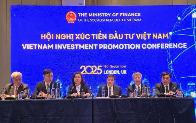 Bộ trưởng Nguyễn Văn Thắng (thứ ba từ phải sang) cùng đại diện lãnh đạo một số đơn vị thuộc, trực thuộc Bộ Tài chính chủ trì hội nghị.