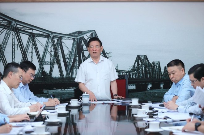 Phó Thủ tướng Hồ Đức Phớc đề nghị Ngân hàng Nhà nước Việt Nam mở ngay trang thông tin điện tử về giá vàng để minh bạch giá vàng; nghiên cứu để thành lập sàn vàng; trong tháng 9 phải ban hành thông tư hướng dẫn Nghị định 232/2025/NĐ-CP.