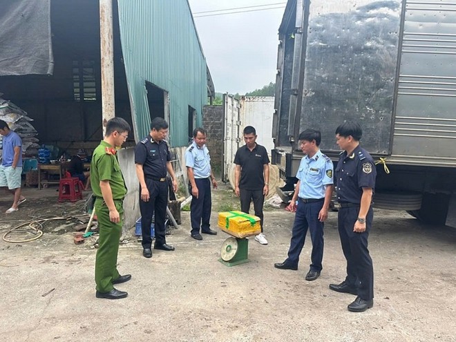 Các lực lượng phối hợp xử lý vi phạm trên địa bàn Quảng Ninh. Ảnh: Đỗ Quang.