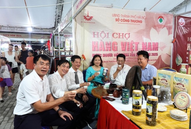 UBND Thành phố Hà Nội vừa ban hành Công văn số 5131/UBND-KT về việc triển khai thực hiện các biện pháp điều hành, bình ổn giá trên địa bàn Thành phố những tháng cuối năm 2025. Ảnh: Minh Thắng.