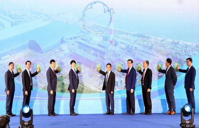 Các Đại biểu bấm nút khánh thành. Ảnh: Hatinh.gov.vn