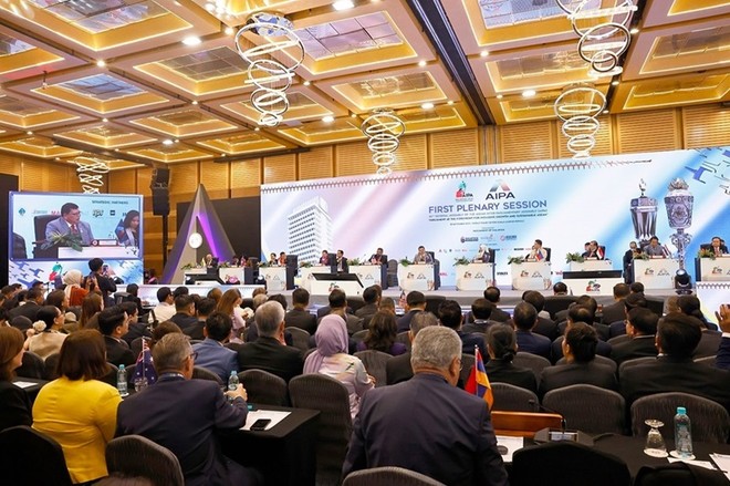 Toàn cảnh Phiên họp toàn thể.