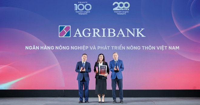  Đại diện Ngân hàng Nông nghiệp và Phát triển Nông thôn Việt Nam nhận vinh danh tại Lễ công bố