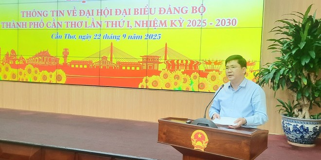 Ông Nguyễn Tuấn Anh, Phó Bí thư Thành ủy, Trưởng Đoàn đại biểu Quốc hội TP. Cần Thơ phát biểu tại buổi họp báo