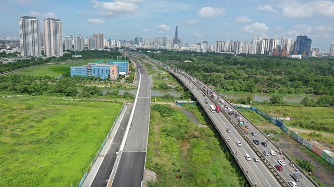 TP.HCM nhìn nhận liên kết vùng và quản trị vùng tuy đã cải thiện nhưng cơ chế phân cấp, điều phối chưa đủ mạnh. Lợi ích kinh tế của từng địa phương bó buộc theo địa giới hành chính làm phân tán nguồn lực. Ảnh: Lê Toàn