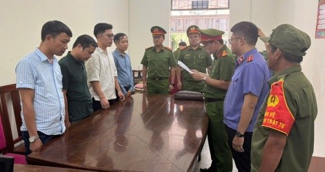 Công an thành phố Đà Nẵng tống đạt quyết định khởi tố các đối tượng có hành vi lũng đoạn khi tham gia đấu giá mỏ cát tại ĐB2B.