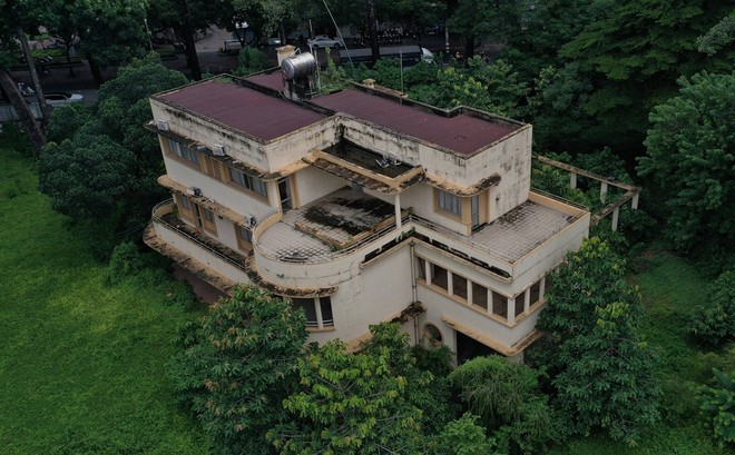 Một nhà khách công bỏ hoang tại TP.HCM