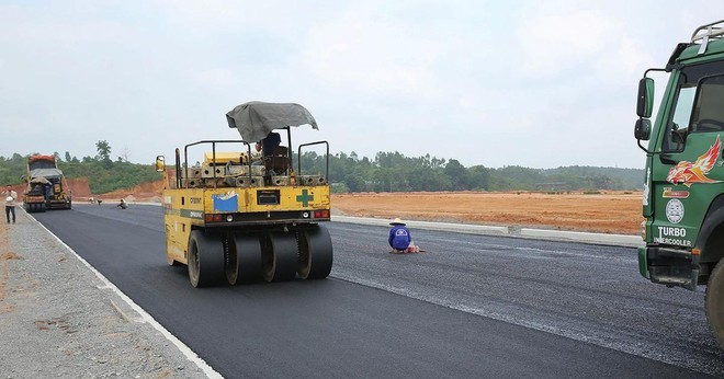 Gói thầu số 04 thuộc Dự án Nâng cấp, mở rộng đường Bắc Nam 1B và đường Bắc Nam 2 - Khu kinh tế Nghi Sơn (Thanh Hóa) có giá dự toán 373,291 tỷ đồng. Minh họa: Bùi Lân