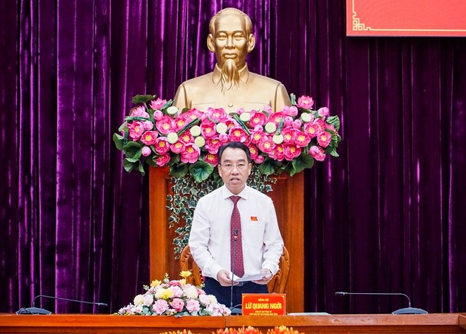 Chủ tịch UBND tỉnh Vĩnh Long Lữ Quang Ngời nêu ý kiến thảo luận tại tổ Khu vực Vĩnh Long