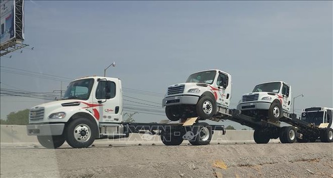 Ô tô sản xuất tại Mexico được vận chuyển đến cửa khẩu biên giới để xuất khẩu sang Mỹ. Ảnh minh họa: Phi Hùng/PV TTXVN tại Mexico 