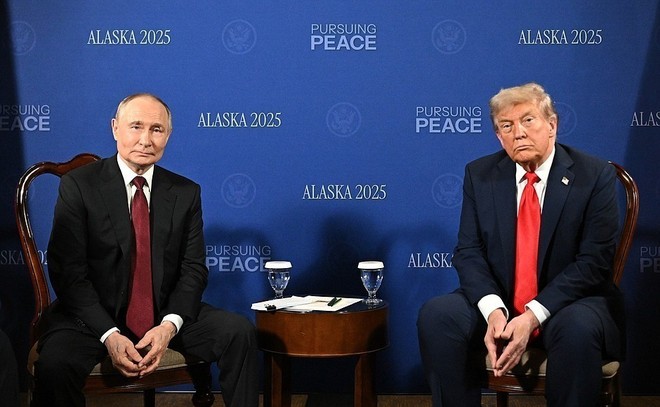 Tổng thống Nga Vladimir Putin (trái) trong cuộc họp với Tổng thống Mỹ Donald Trump tại Căn cứ Elmendorf-Richardson ở Anchorage, bang Alaska (Mỹ) ngày 15/8/2025. Ảnh: THX/TTXVN