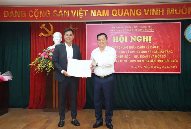 Ông Nguyễn Khắc Thận, Chủ tịch UBND tỉnh Hưng Yên trao Giấy chứng nhận đăng ký đầu tư Dự án đầu tư xây dựng và kinh doanh kết cấu hạ tầng Khu công nghiệp số 01 - giai đoạn 1. Ảnh: Phạm Đăng